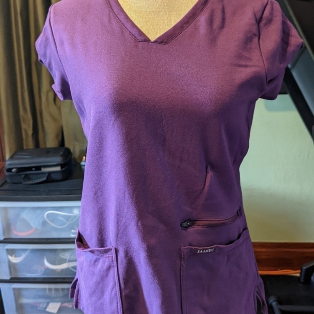 Jaanuu scrub top